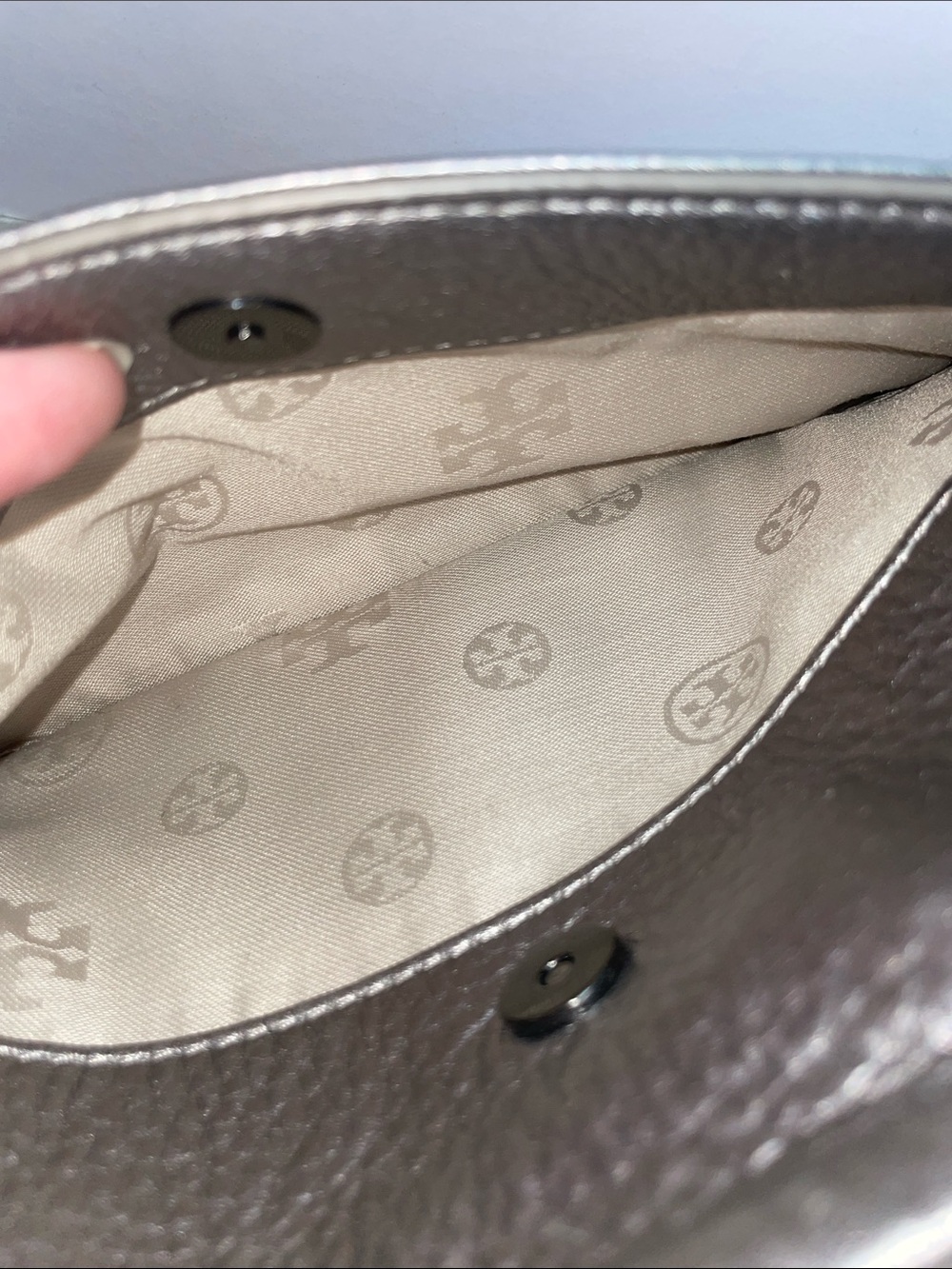 Tory Burch ‘Thea’ Metallic Leather Crossbody - Picture 11 of 16